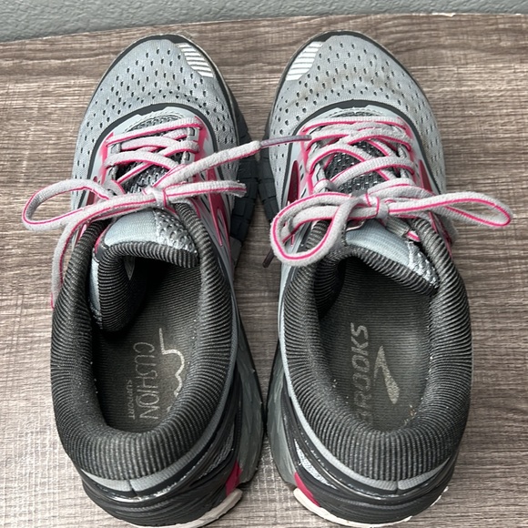 Women’s Brooks Shoes Size 8 Gray/Fuchsia - Picture 7 of 8